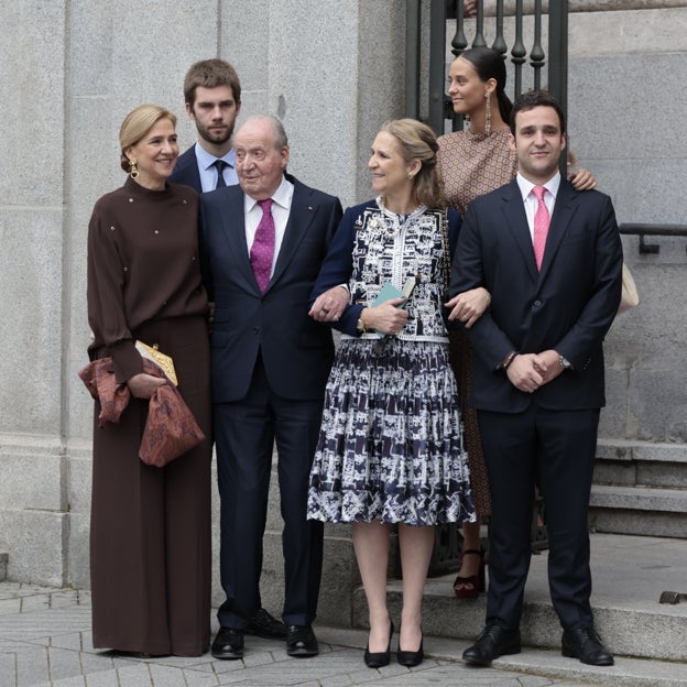 Juan Urdangarin junto a su familia en la boda de José Luis Martínez-Almeida y Teresa Urquijo. 