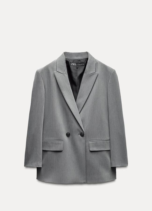 Blazer gris larga de Zara.