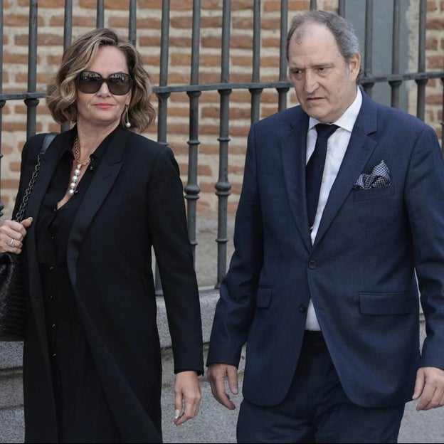 Teresa Vérez y Juan Gómez-Acebo, en el funeral de Fernando, hijo menor de la infanta Pilar. . 