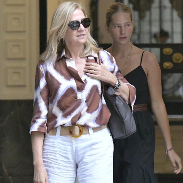 El look tendencia de la infanta Cristina en su tarde de compras con Irene Urdangarin: camisa estampada y el bolso shopper más viral