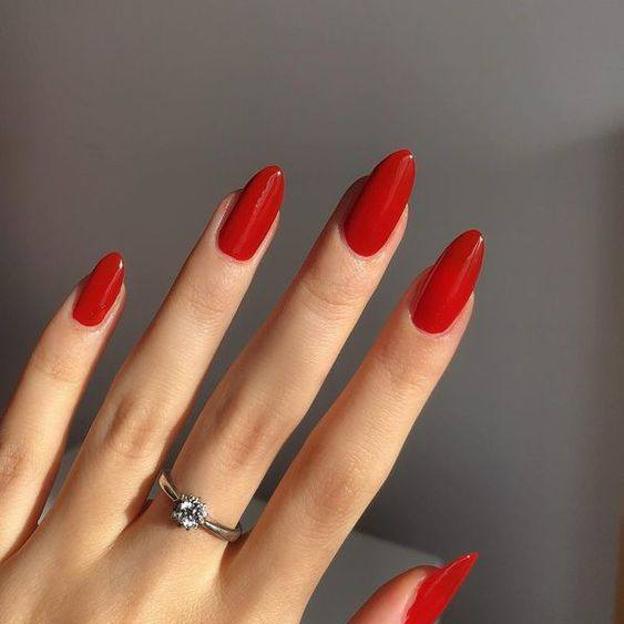 Manicura color rojo grandmacore