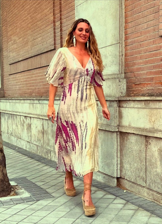 La interiorista y diseñadora, con vestido bohemio y alpargatas. INSTAGRAM @ALEJANDRA_OSBORNE