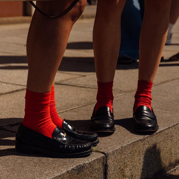 Los mocasines tendencia de este otoño que las chicas más elegantes llevan con traje y con calcetines