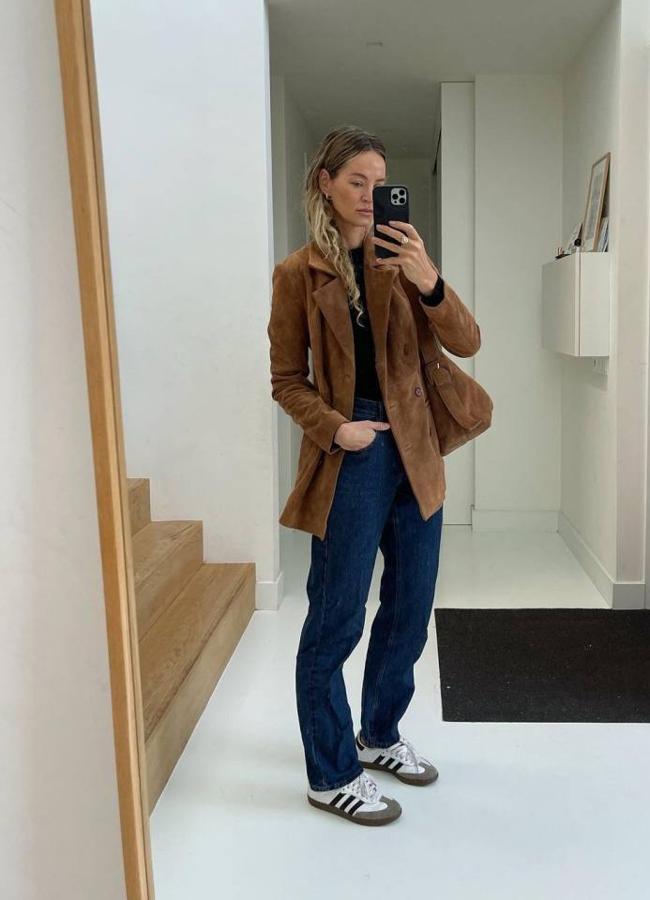 Influencer con look de básicos para otoño con americana de ante tendencia/@ANOUKYVE