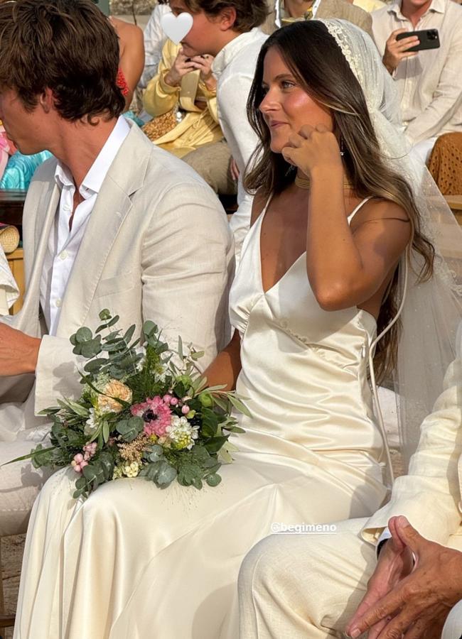 El vestido de novia lencero con velo de Bea Gimeno diseñado por Claudia Llagostera. FOTO: Instagram @mariapombo.