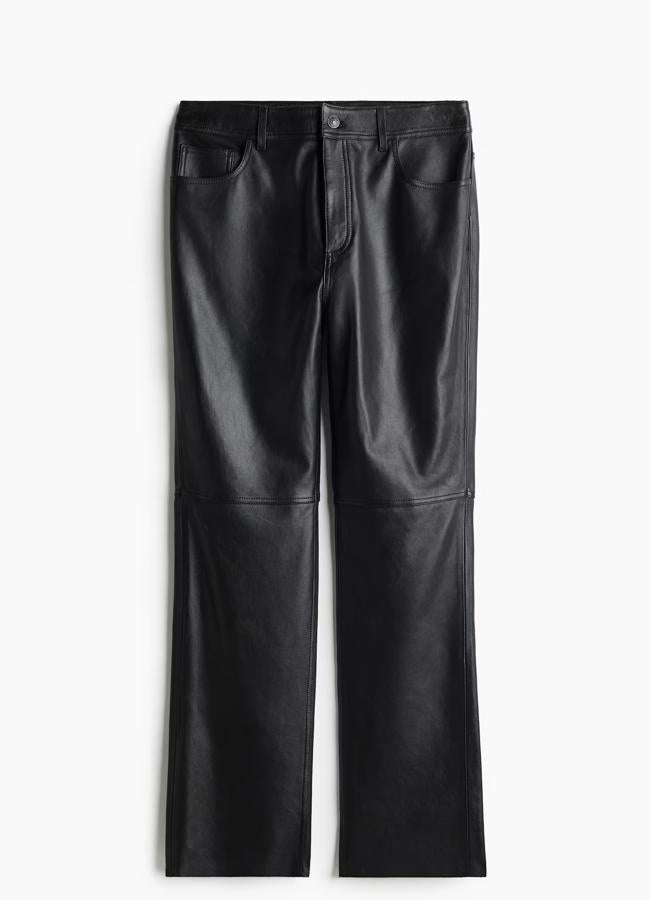 Pantalón de piel revestida, 249 euros.