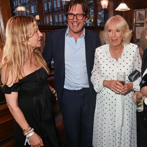 Sarah Buy, Harry Lopes (marido de Laura Parker Bowles) y la reina Camilla en la presentación del libro de recetas de Tom Parker Bowles. 