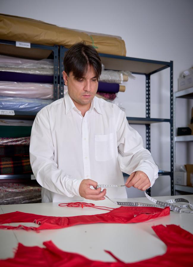 Miguel Becer durante el proceso creativo de una de las prendas solidarias para Ayuda en Acción. Foto: Manuel Fiestas.