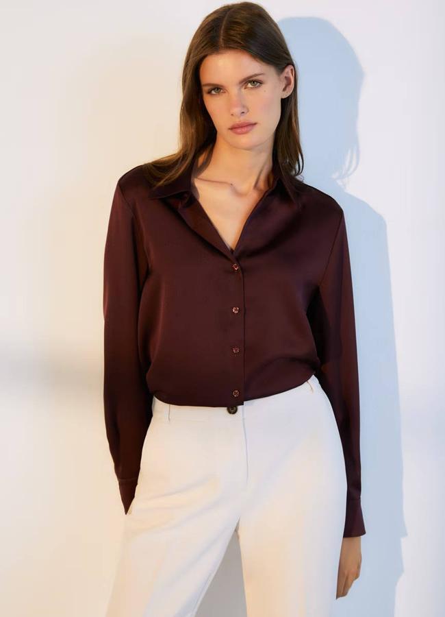 Camisa satinada en tono burdeos para otoño