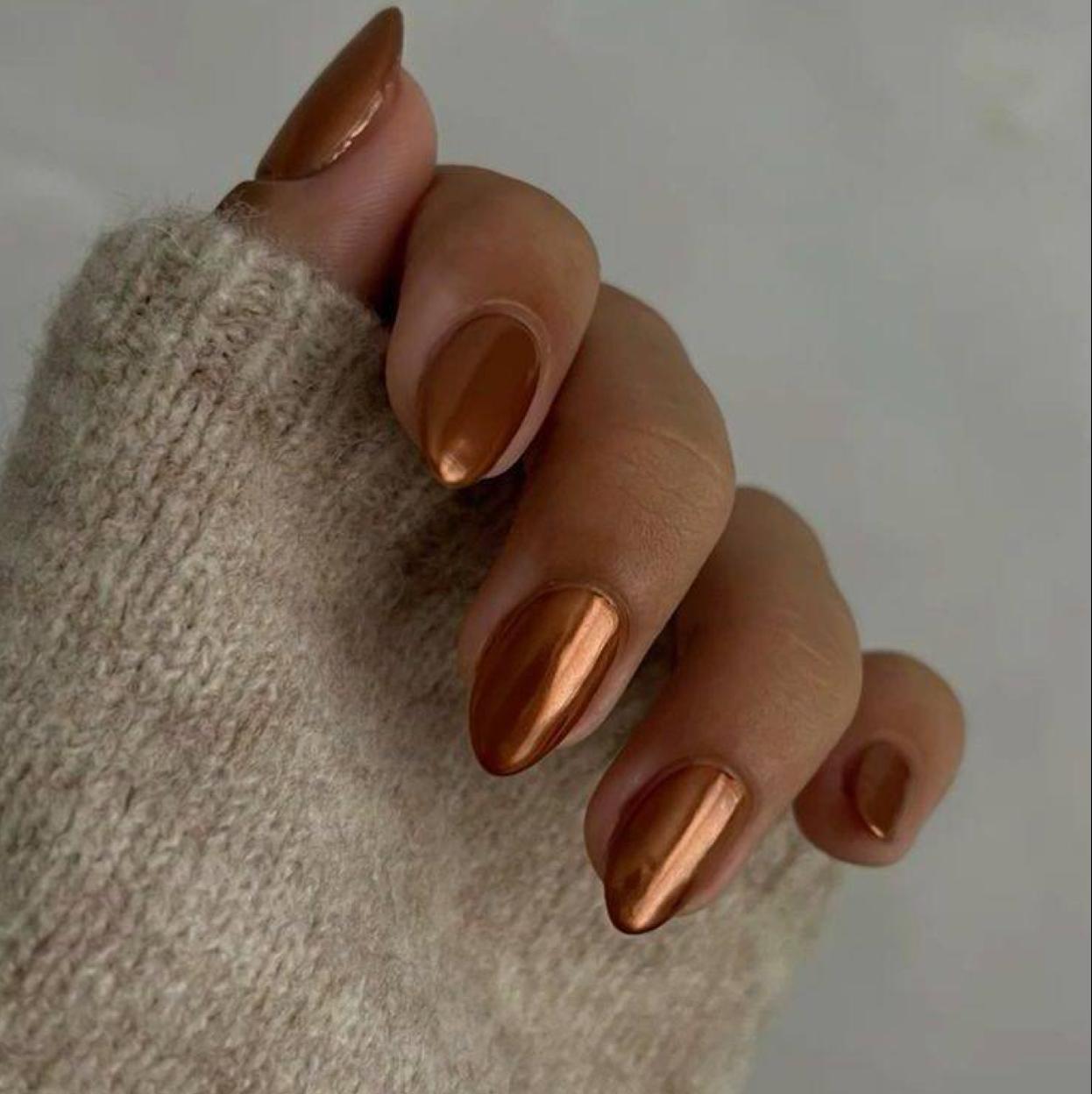 Tendencia copper nails de manicura color cobre/@SAMROSENAILS
