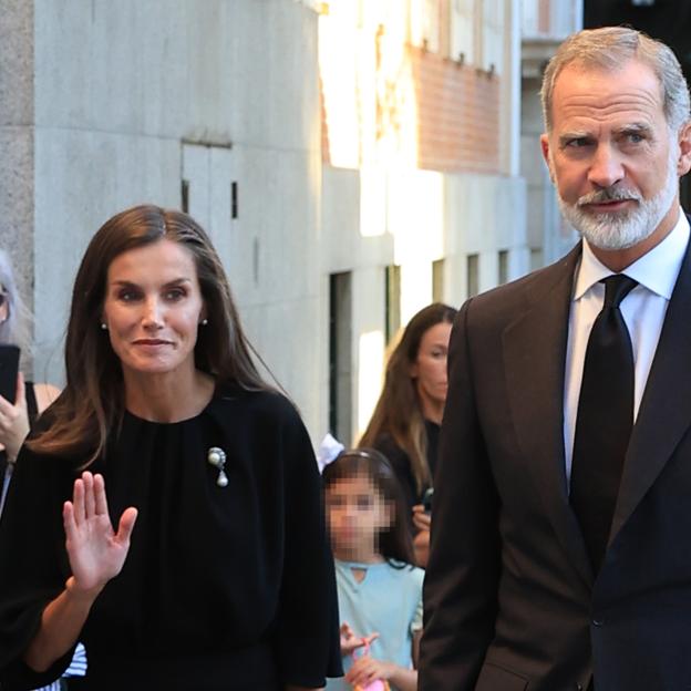 Los reyes don Felipe y doña Letizia saludan a su llegada a la misa funeral por Alejandro Fernández de Araoz, fallecido hace unas semanas.