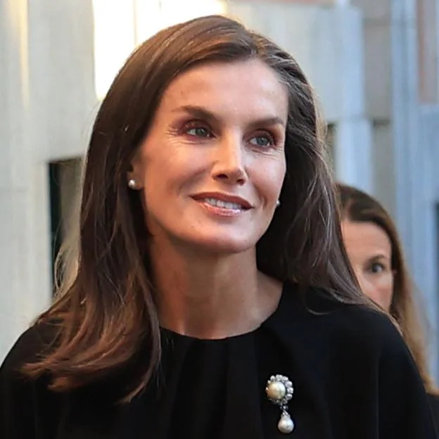 La reina Letizia acude al funeral de Alejandro Fernández de Araoz con un look elegante y un broche muy especial