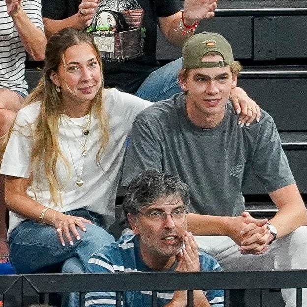 Olympia y Miguel en el partido de balonmano de Pablo Urdangarin. 