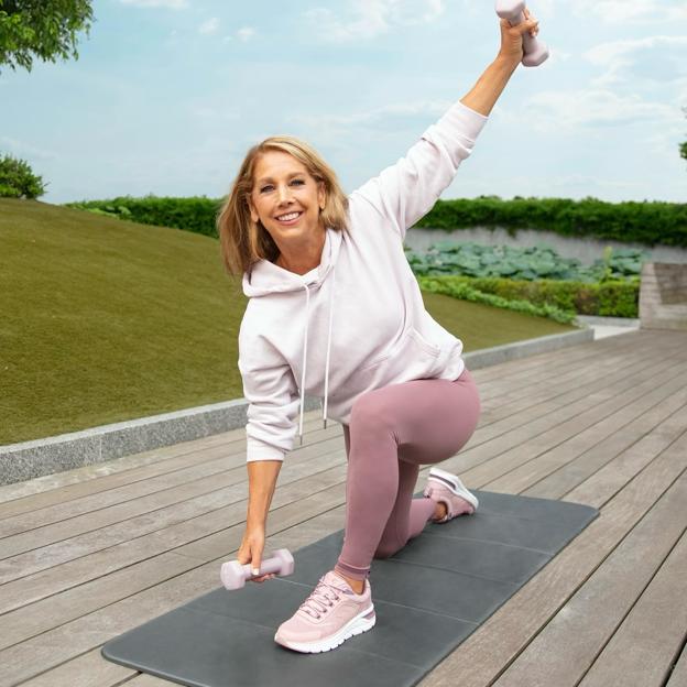 Mujer practicando yoga. 