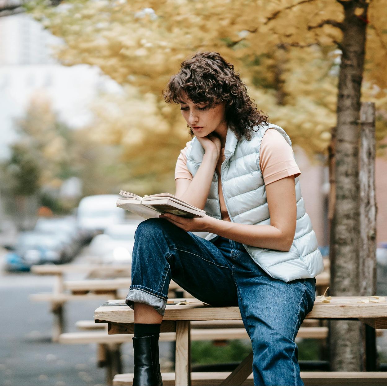 Uno de los géneros literarios favoritos por millones de lectores en todo el mundo es el del suspense, que te mantiene pegado al libro en todo momento y cualquier lugar./sam lion/pexels