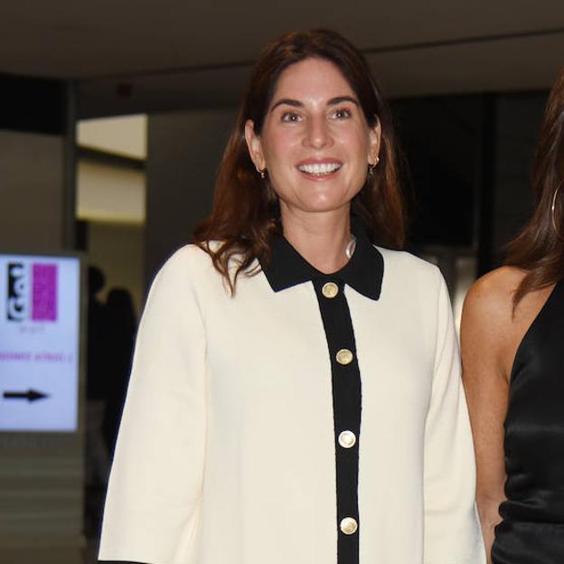 Ficha el vestido de Zara holgado que ha llevado Lourdes Montes y que se puede combinar con botas, bailarinas y zapatillas