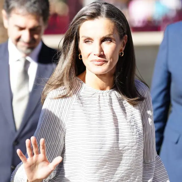 La reina Letizia inaugura el curso escolar con una blusa elegante, pantalones negros y sandalias de tacón cómodo