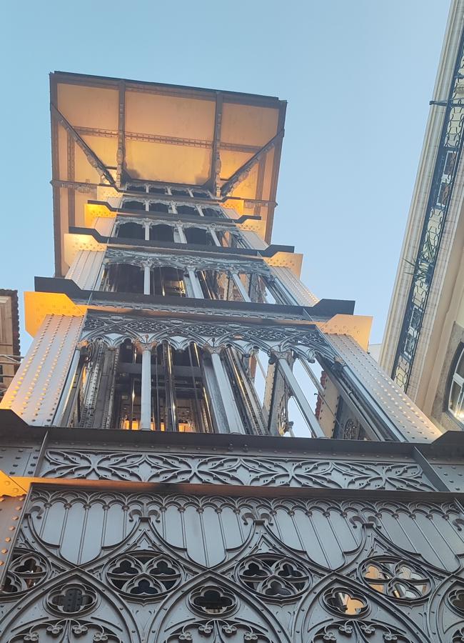 El elevador de Santa Justa, en Lisboa, un espacio ideal para disfrutar de unas estupendas vistas de la ciudad. / AFL