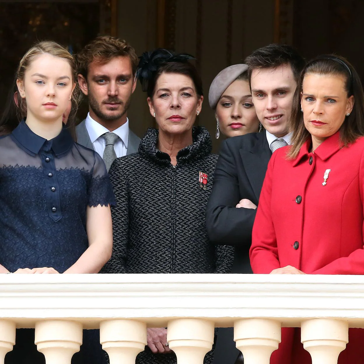 Carolina y Estefanía de Mónaco, en el balcón del palacio monegasco con sus hijos. /gtres