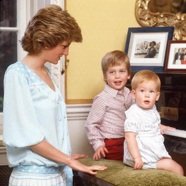 Harry y Guillermo, junto a su madre la princesa Diana.