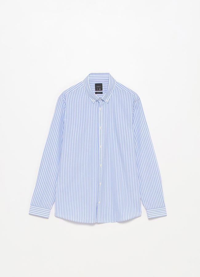Camisa de rayas azul de Lefties, 9,99 euros.