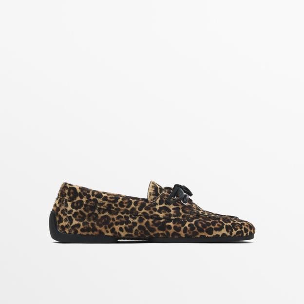 Náuticos con estampado de leopardo de Massimo Dutti.