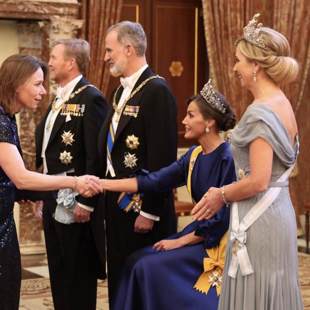 La reina Letizia, sentada durante el besamanos previo a la cena de gala ofrecida por los reyes Guillermo y Máxima de Países Bajos. 