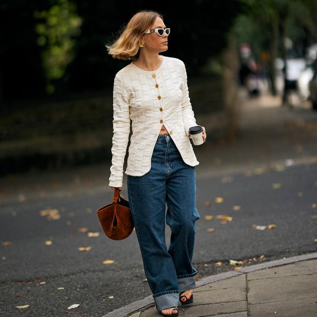 Un look de street style con vaqueros.