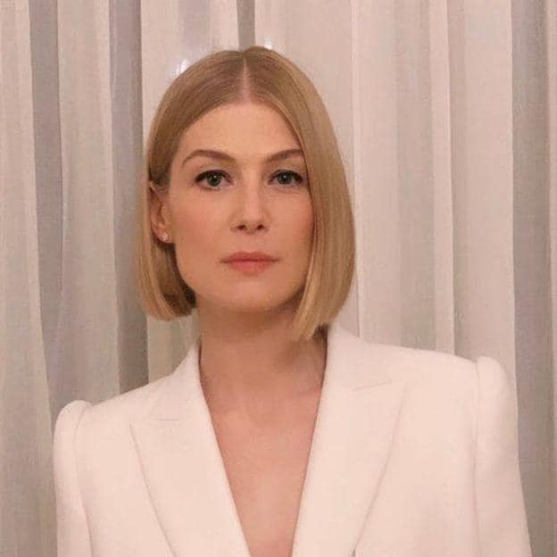 Rosamund Pike con corte de pelo tendencia power bob