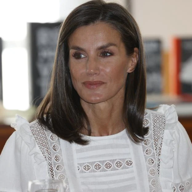 El estilo de doña Letizia: elegancia natural y sencilla que triunfa hasta en zapatillas