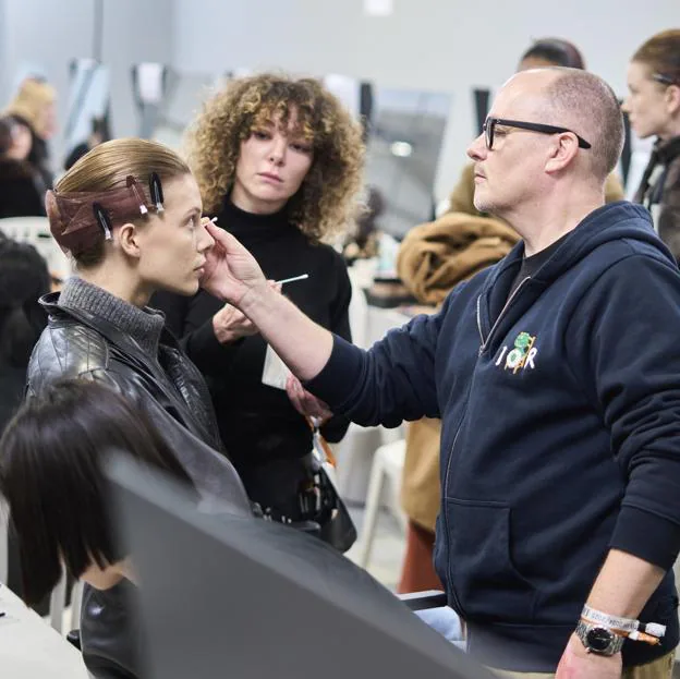 Peter Philips maquillando en Backstage