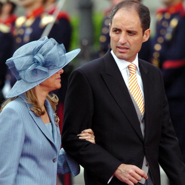 Francisco Camps y su mujer, Isabel Bas, asistirán este sábado a la boda de su hija Isa. 