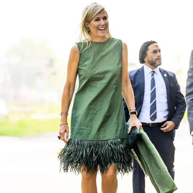 La reina Máxima de Holanda con su vestido tipo »charlestón» con plumas a modo de flecos.