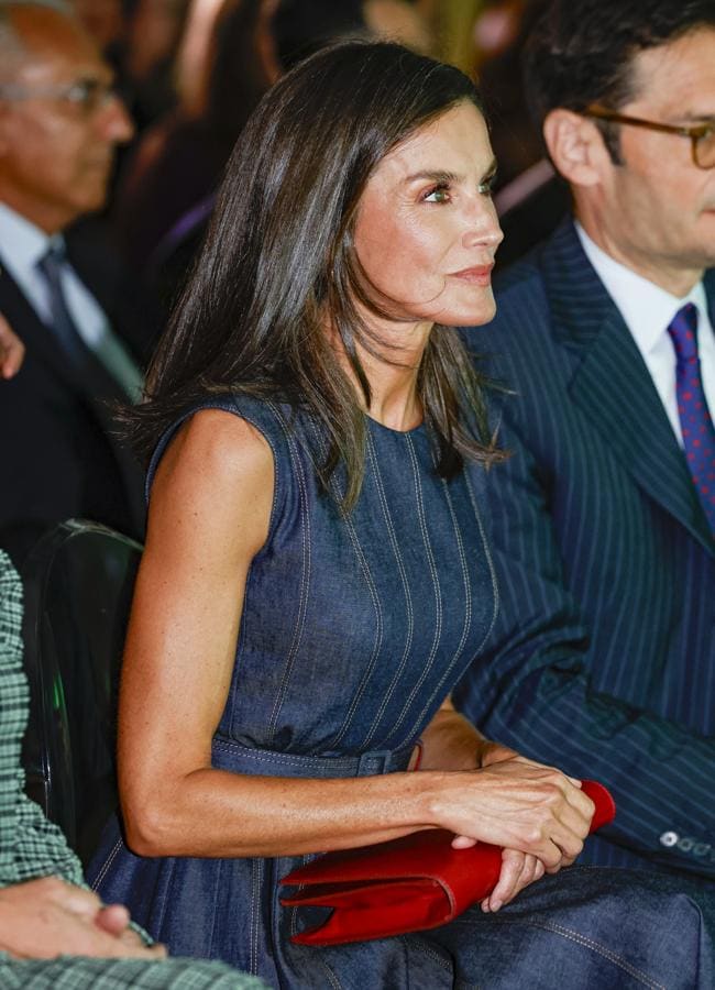 Letizia con un vestido vaquero de Carolina Herrera y una cartera de mano en color rojo. FOTO: Gtres.