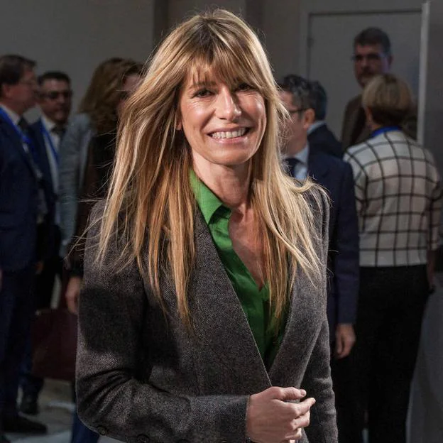 El look de Begoña Gómez para ir al cine con Pedro Sánchez: vaqueros, cuñas y chaqueta elegante