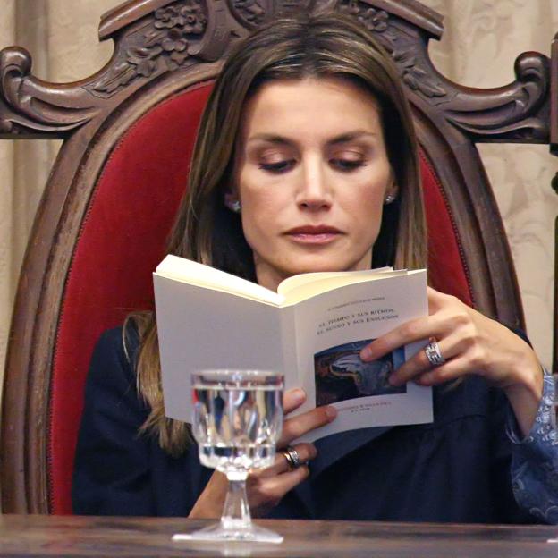 La reina Letizia leyendo un libro en Salamanca durante la apertura del curso universitario en 2009. 