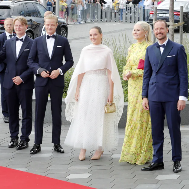 Marius Borg, que no es miembro de la Familia Real, posa en la imagen junto a su madre la princesa Mette-Marit, su padrastro Haakon y sus hermanastros Ingrid y Sverre Magnus. 