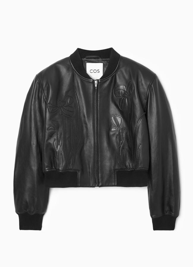 Bomber negra con detalles de COS, 450 euros.