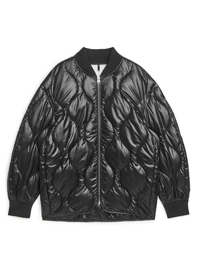 Bomber negra acolchada de Arket, 30 euros.