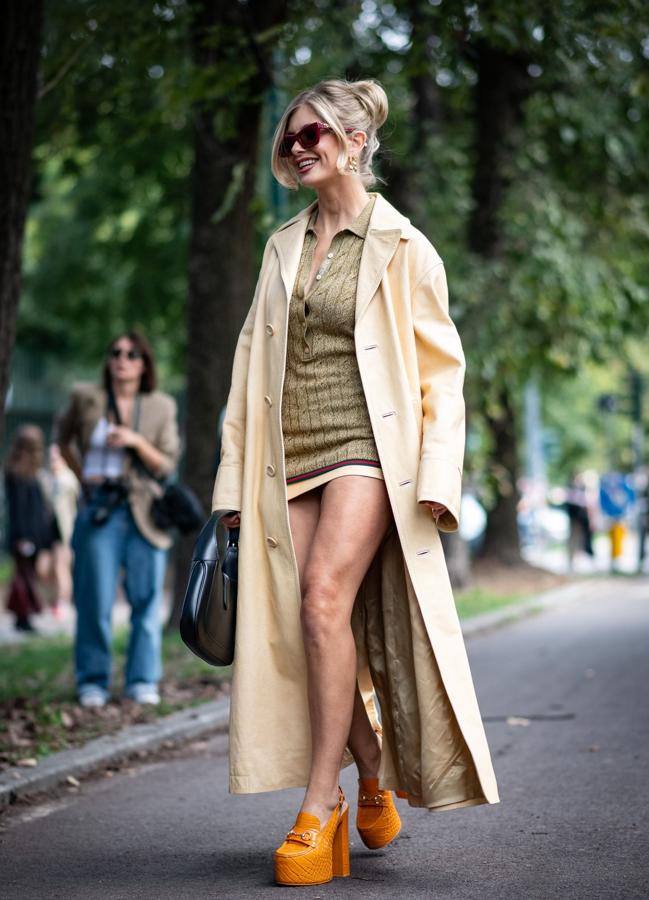 Look con beige y naranja.