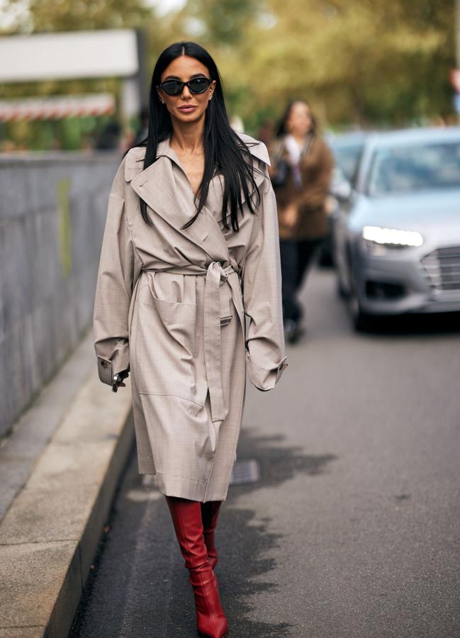 Look con beige y rojo.