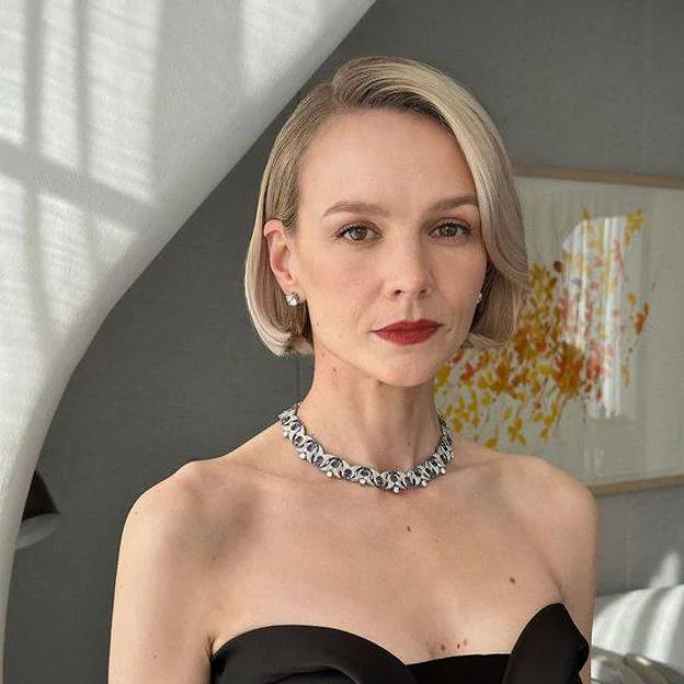 Carey Mulligan con bob Prada estilo glamuroso