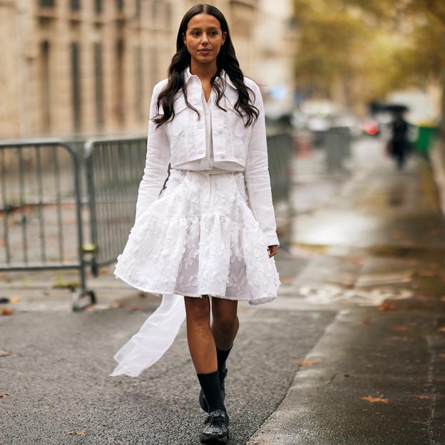 Así se van a llevar las faldas blancas en otoño según el street style