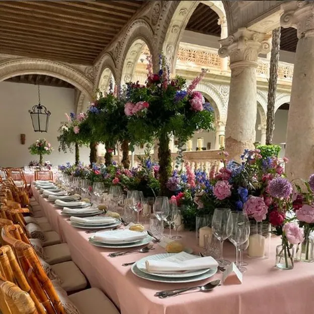 Una boda en el claustro del monasterio. 