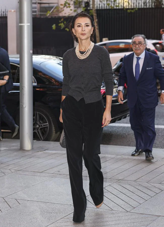 Silvia Gómez-Cuétara con rebeca y collar de perlas en el funeral de Ramón Hermosilla.