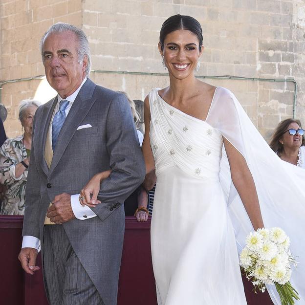 El vestido de novia de Ana Cristina Portillo: un original y elegante diseño con capa XL de Jorge Acuña