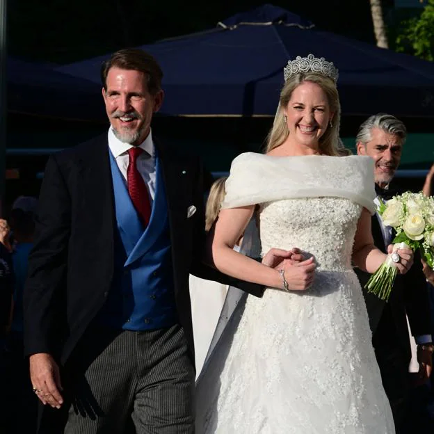 Teodora de Grecia acompañada por su hermano Pablo de Grecia a la entrada de la iglesia el día de su boda.