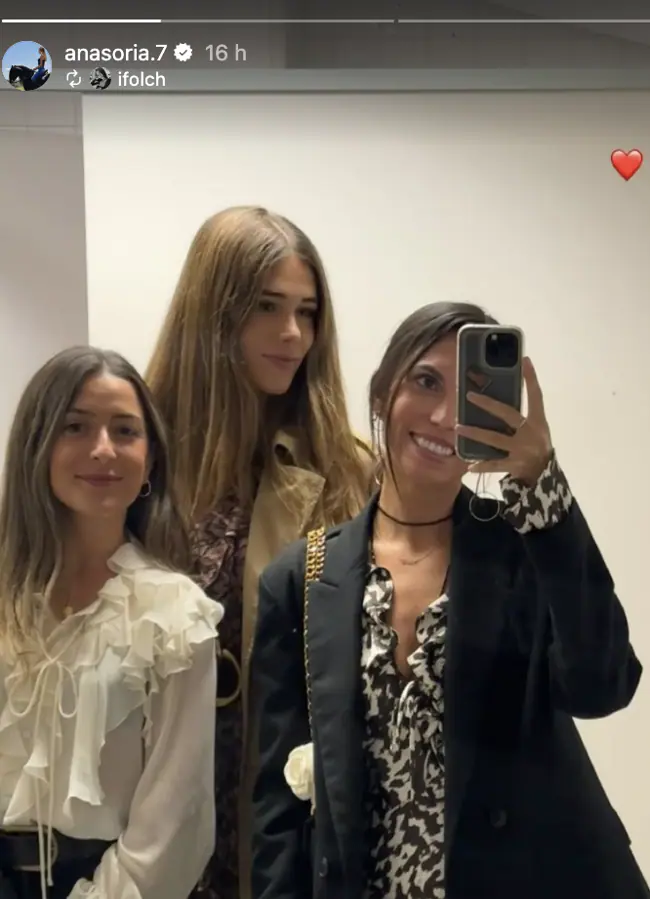 Ana Soria con gabardina y junto a unas amigas. Foto: @anasoria.7.