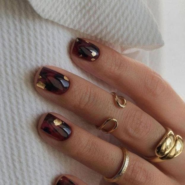 Manicura tortoise con adornos de oro