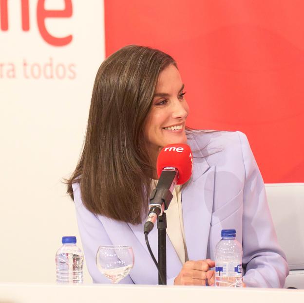 La reina Letizia, feliz como nunca en los estudios de Radio Nacional de España (RNE). 